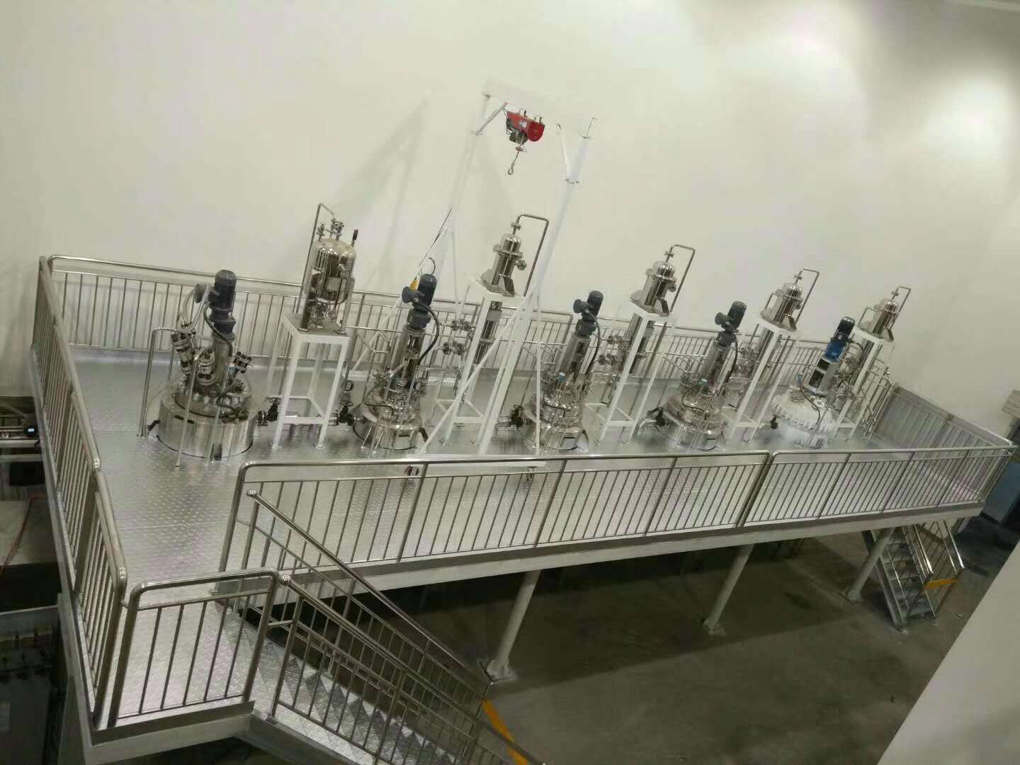 中試成套反應設備(1).png